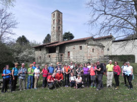 Foto di gruppo durante la sosta alla Chiesa di San Pietro e Paolo in Pessano a Bollengo (39080 bytes)